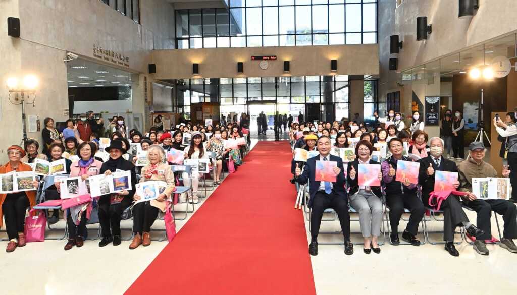 ▲臺中市女性藝術家邀請展今天在臺中市大墩文化中心盛大開幕。（記者張玉泰翻攝）